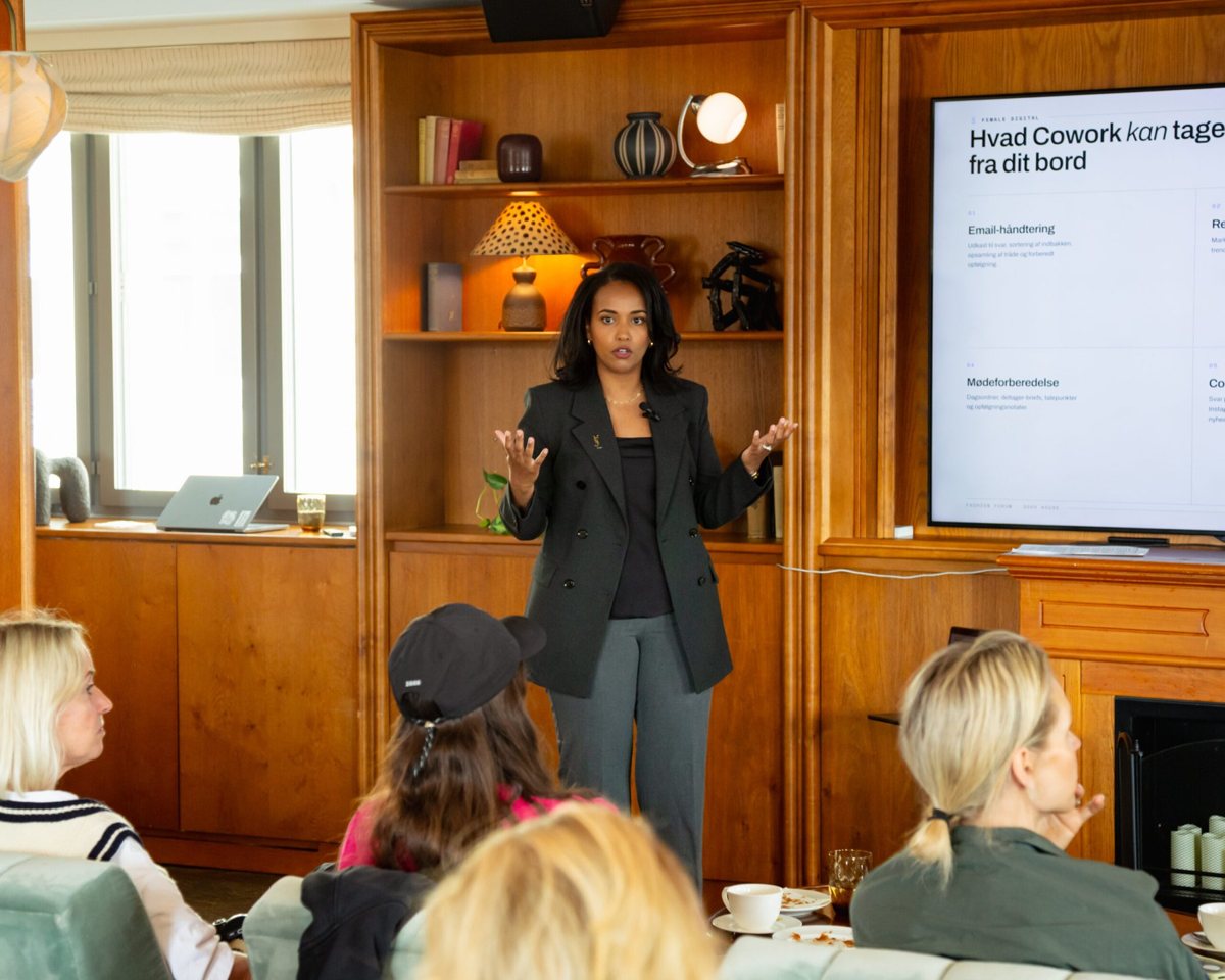 Nura Billie underviser et hold i AI på en workshop