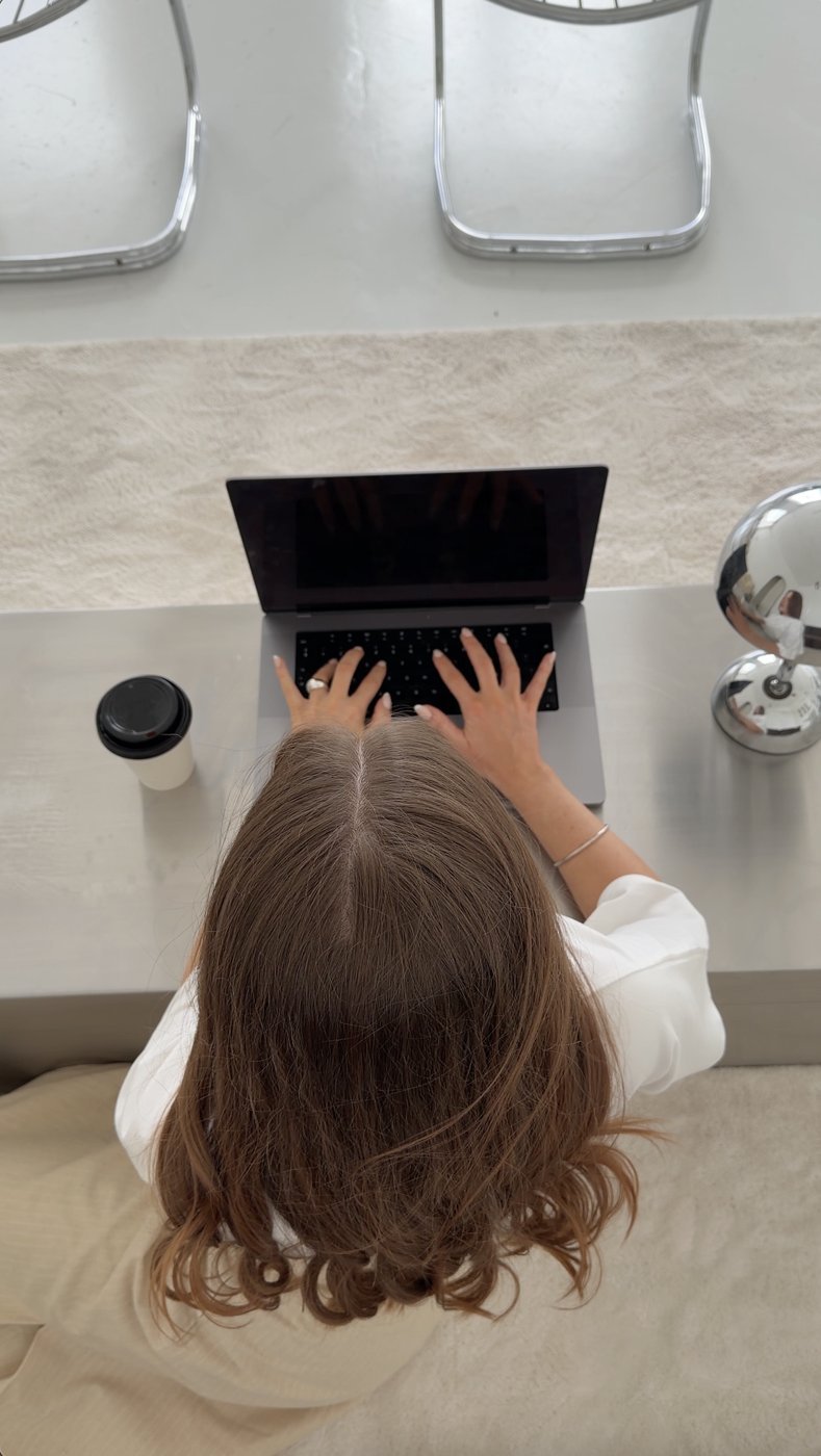 Kvinde arbejder med en AI-assistent ved sin computer
